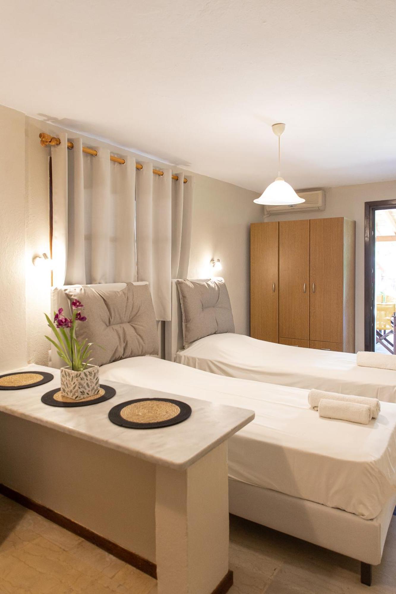 Daire Lazaros Beachfront & *