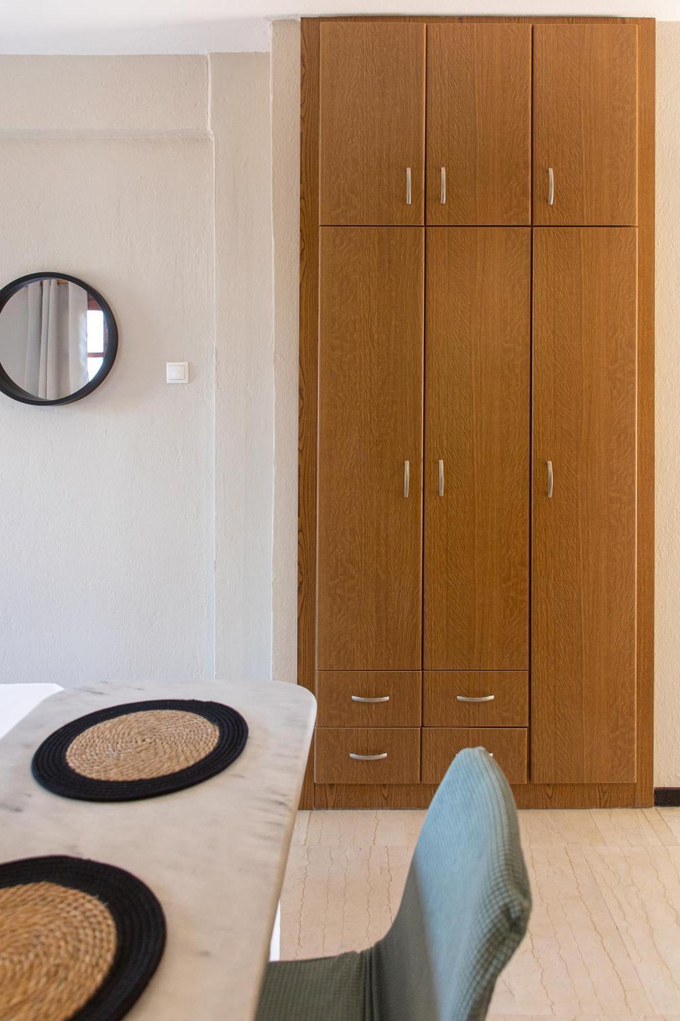 Daire Lazaros Beachfront &